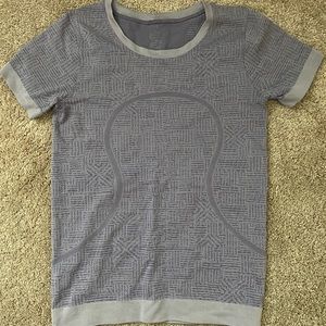 Lululemon t-shirt Size 6!